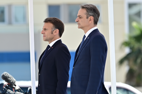 Στη φρεγάτα «Κίμων» Μακρόν - Μητσοτάκης και μετά στο Μαξίμου για συμφωνίες
